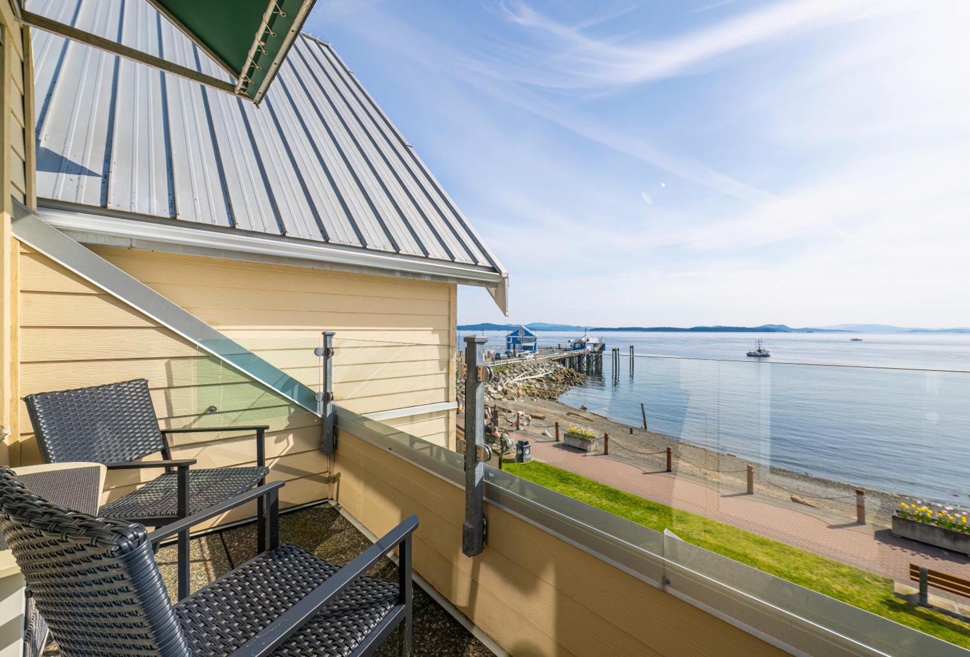 Sidney Waterfront Inn & Suites Экстерьер фото