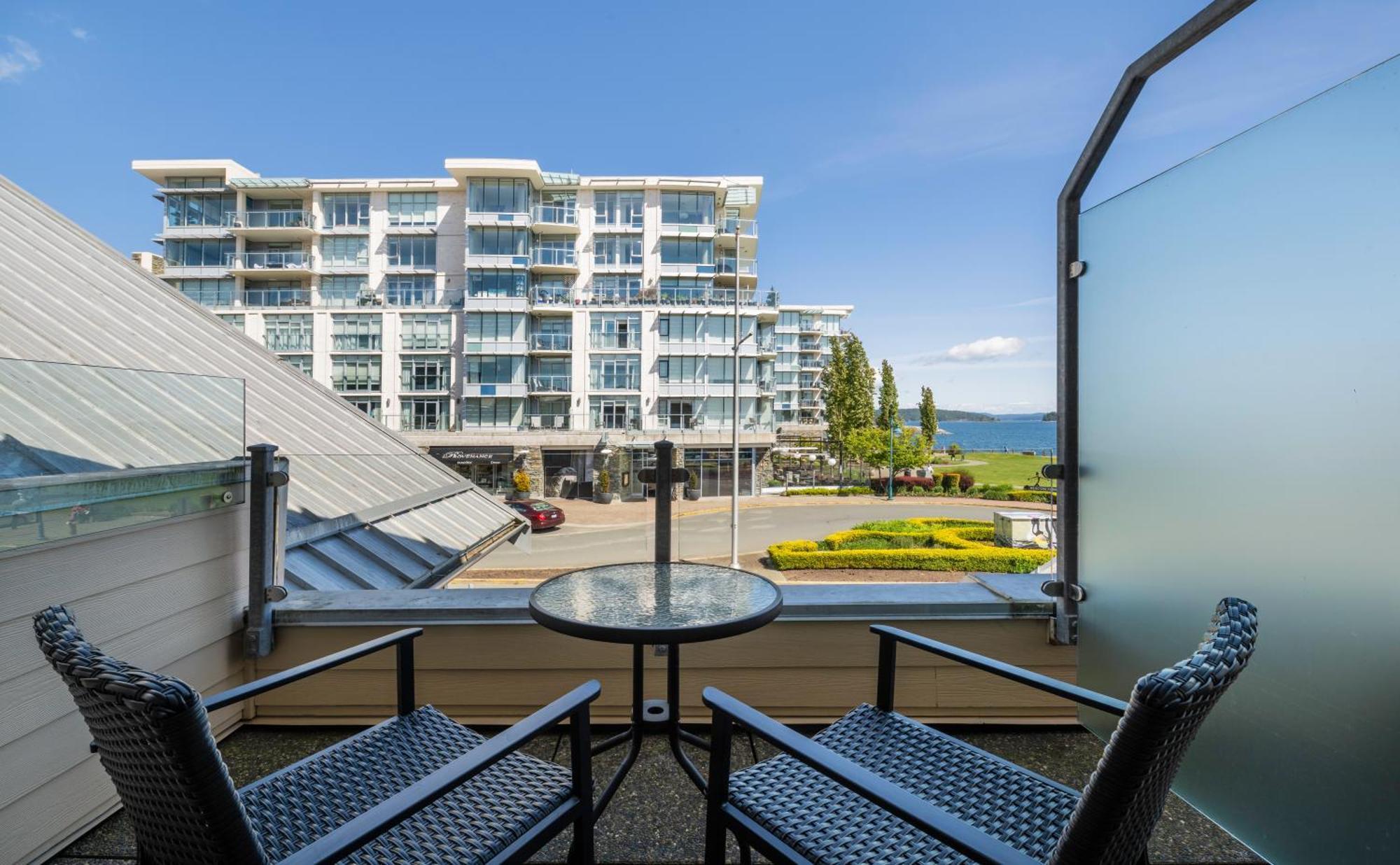 Sidney Waterfront Inn & Suites Экстерьер фото